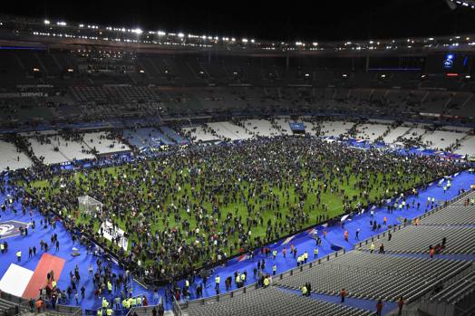La gente riversata all'interno dello Stade de France. Afp